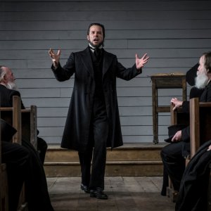 Brimstone: Guy Pearce in una scena del film