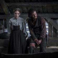 Brimstone: Kit Harington ed Emilia Jones in una scena del film