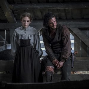 Brimstone: Kit Harington ed Emilia Jones in una scena del film