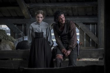 Brimstone: Kit Harington ed Emilia Jones in una scena del film