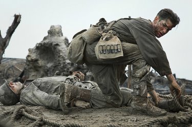 Hacksaw Ridge: Andrew Garfield in un momento del film