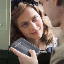 Hacksaw Ridge: Teresa Palmer ed Andrew Garfield in una scena del film
