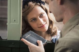 Hacksaw Ridge: Teresa Palmer ed Andrew Garfield in una scena del film