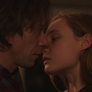 Never Ever: Mathieu Amalric e Julia Roy in un momento del film