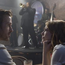 La La Land: Emma Stone e Ryan Gosling si guardano intensamente in una scena del film