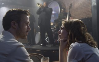 La La Land: Emma Stone e Ryan Gosling si guardano intensamente in una scena del film