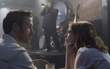 La La Land: Emma Stone e Ryan Gosling si guardano intensamente in una scena del film