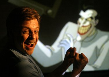 Mark Hamill in sala doppiaggio per prestare la voce a Joker