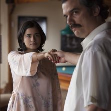 Narcos: Paulina Gaitan e Wagner Moura in una foto della stagione 2