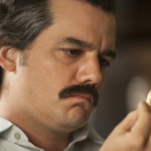 Narcos: il protagonista Wagner Moura in una foto della stagione 2
