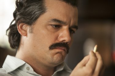 Narcos: il protagonista Wagner Moura in una foto della stagione 2