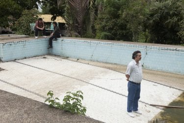 Narcos: il protagonista Wagner Moura in una foto della stagione 2