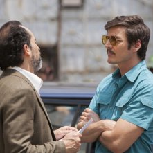 Narcos: Pedro Pascal in una foto della stagione 2