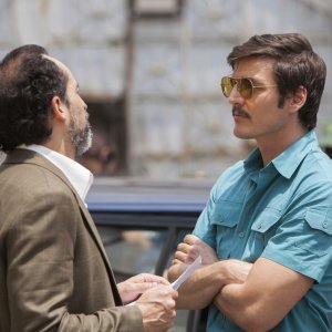Narcos: Pedro Pascal in una foto della stagione 2