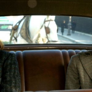 Planetarium: Lily-Rose Depp e Natalie Portman in una scena del film