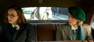 Planetarium: Lily-Rose Depp e Natalie Portman in una scena del film