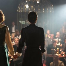 Planetarium: Natalie Portman e Lily-Rose Depp di spalle in un momento del film