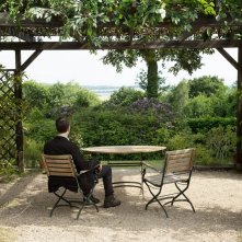 The Beautiful Days of Aranjuez: Jens Harzer (di spalle) in una scena del film
