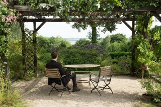 The Beautiful Days of Aranjuez: Jens Harzer (di spalle) in una scena del film