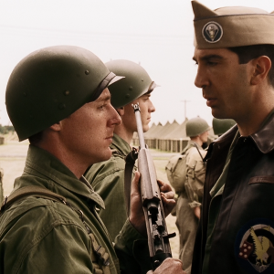 Band of Brothers:  Scott Grimes e David Schwimmer nell'episodio Currahee