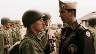 Band of Brothers: Scott Grimes e David Schwimmer nell'episodio Currahee