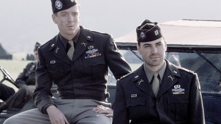 Band of Brothers: Damian Lewis e Ron Livingston in una scena della serie