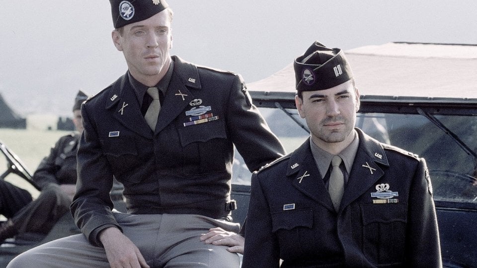 Band of Brothers:  Damian Lewis e Ron Livingston in una scena della serie