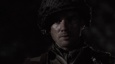 Band of Brothers:  Matthew Settle durante una scena della serie