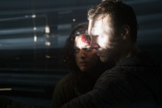 Blair Witch: James Allen McCune e Callie Hernandez in una scena del film