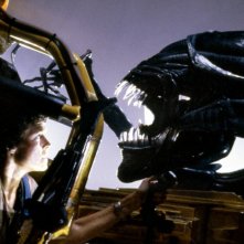 Aliens - Scontro finale: Sigourney Weaver di fronte a un Alien in un momento del film