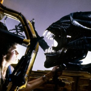 Aliens - Scontro finale: Sigourney Weaver di fronte a un Alien in un momento del film