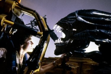 Aliens - Scontro finale: Sigourney Weaver di fronte a un Alien in un momento del film