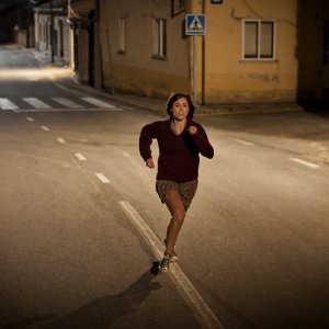 The Fury of a Patient Man: Ruth Díaz corre in una scena del film