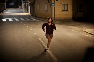 The Fury of a Patient Man: Ruth Díaz corre in una scena del film
