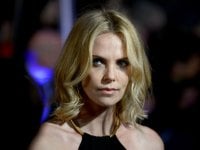 Charlize Theron 'veste suo figlio come Elsa di Frozen': è bufera