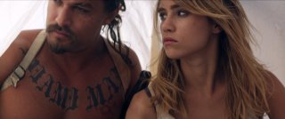The Bad Batch: Suki Waterhouse e Jason Momoa in una scena del film