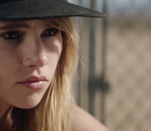 The Bad Batch: Suki Waterhouse in una scena del film 