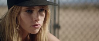 The Bad Batch: Suki Waterhouse in una scena del film