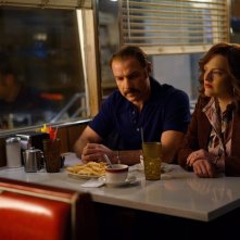 The Bleeder: Liev Schreiber ed Elisabeth Moss in un momento del film