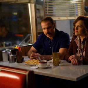 The Bleeder: Liev Schreiber ed Elisabeth Moss in un momento del film