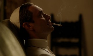 The Young Pope: Jude Law assorto nei suoi pensieri in un momento della serie tv