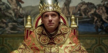 The Young Pope: Jude Law in una scena della serie tv