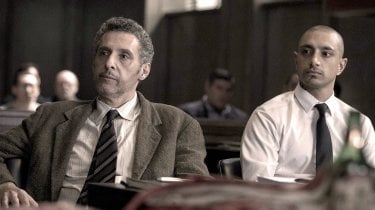 The Night Of: John Turturro e Riz Ahmed in una scena del finale di stagione