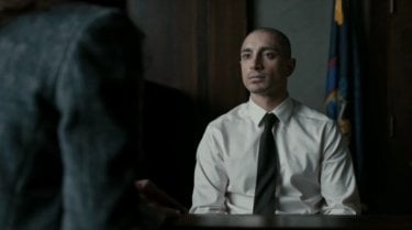 The Night Of: Riz Ahmed in una scena del finale di stagione