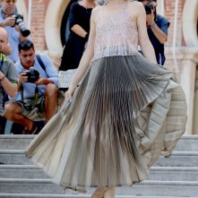 Venezia 2016: la madrina Sonia Bergamasco in uno scatto mentre scende le scale dell'Excelsior