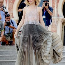 Venezia 2016: la madrina Sonia Bergamasco scende le scale prima del photocall
