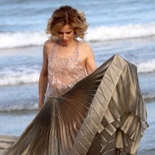 Venezia 2016: la madrina Sonia Bergamasco gioca con il vestito