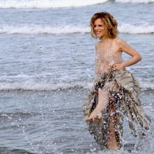 Venezia 2016: la madrina Sonia Bergamasco schizza acqua davanti ai fotografi