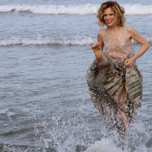 Venezia 2016: la madrina Sonia Bergamasco mentre gioca con l'acqua