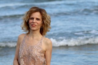 Venezia 2016: la madrina Sonia Bergamasco in riva al mare